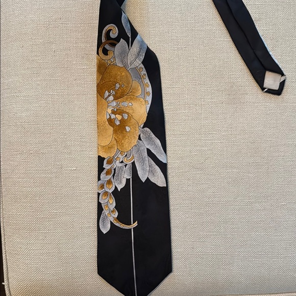 Sophisticated Black and Gold Silk Tie - Picture 1 of 6